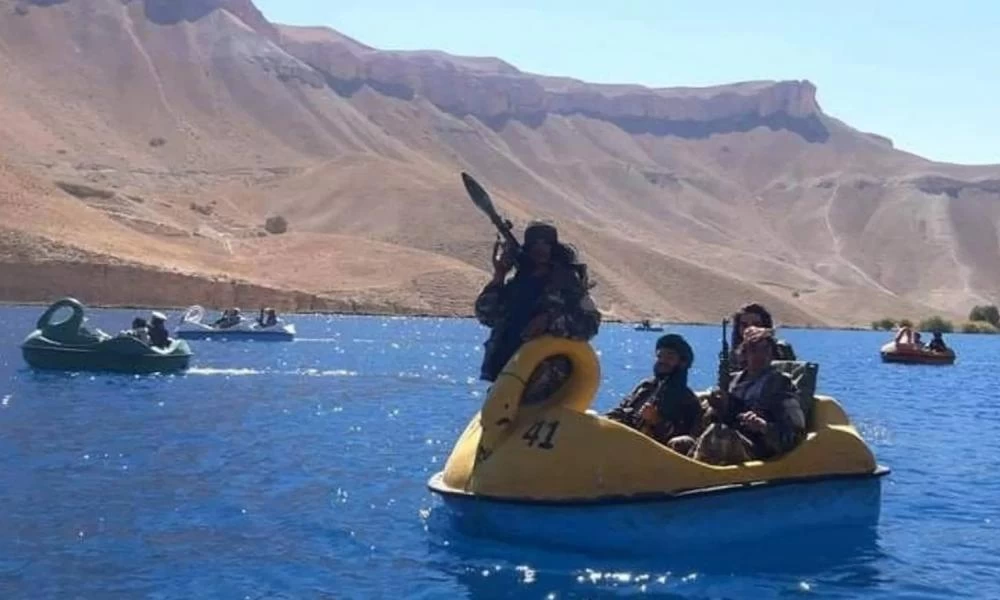 Τα παιδία παίζει: Ταλιμπάν κάνουν ποδήλατο σε βαρκούλες «κύκνους»
